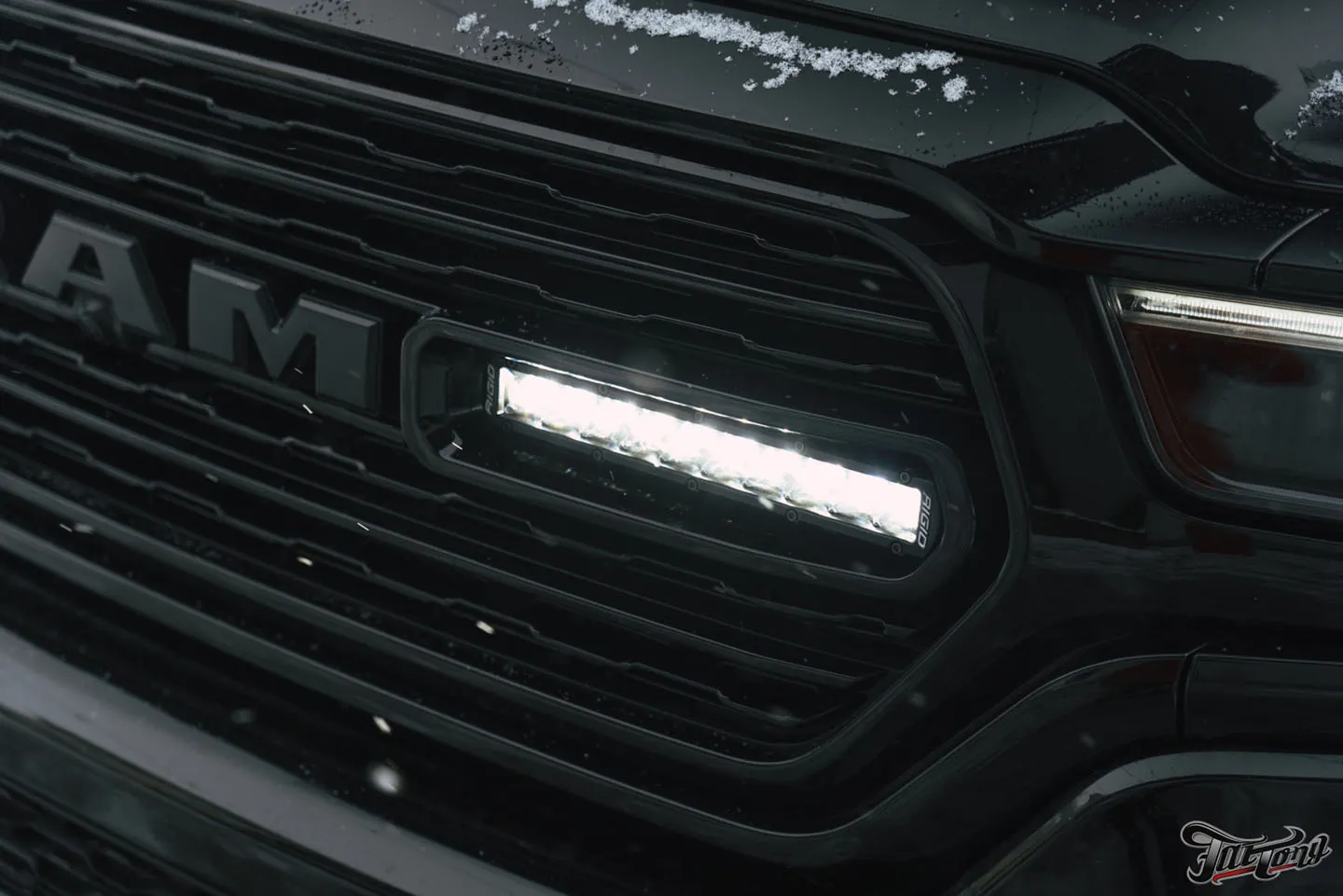 Установка модулей дальнего света Rigid, новая выхлопная система и химчистка салона для RAM 1500
